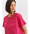 Дамска блуза в цвят циклама в надпис-3 снимка