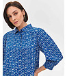 Синя дамска риза с принт в бяло-3 снимка