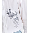 Бяла дамска риза с флорален мотив-3 снимка