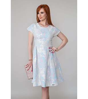 Ефектна рокля в бяло и синьо снимка