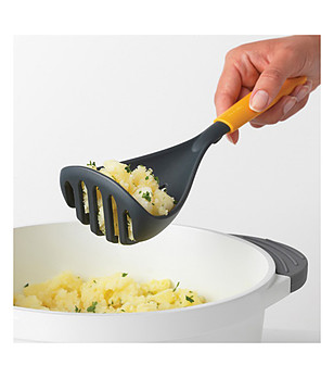 Преса за картофи и лъжица с жълта дръжка снимка