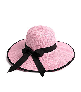 Дамска шапка в розово с черни детайли Liza снимка