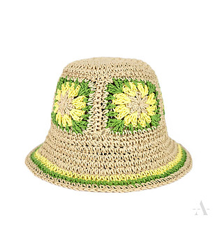 Бежова детска шапка с флорални мотиви снимка