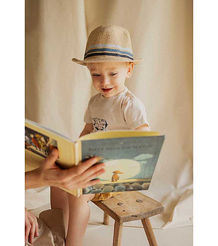 Детска шапка в бежово и синьо с периферия снимка