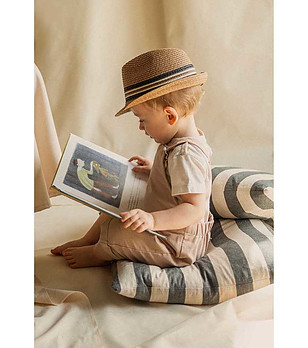 Бежова детска шапка трилби снимка