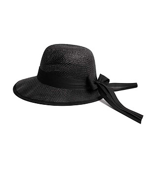 Дамска шапка в черно с декоративна лента снимка
