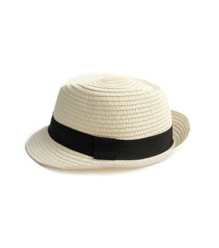 Детска шапка в екрю с черна лента снимка