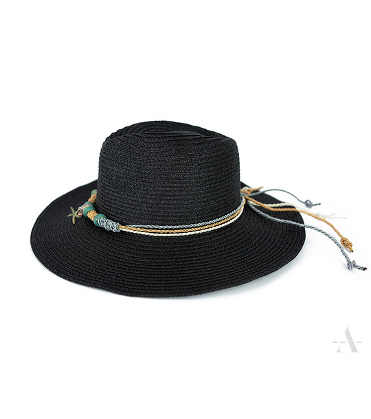 Дамска шапка в черно с периферия снимка