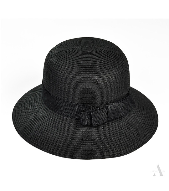 Черна дамска шапка с периферия снимка