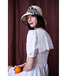 Дамска лятна шапка в екрю и черно-4 снимка