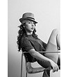 Тъмнобежова дамска шапка с тъмносиня лента-4 снимка