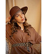 Дамска шапка в кафяво с декоративна лента-1 снимка