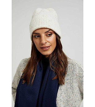 Дамска шапка в цвят слонова кост снимка