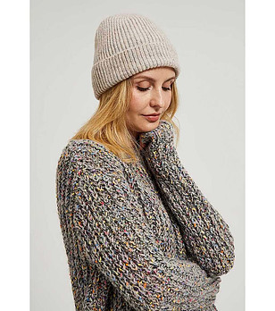 Дамска плетена шапка в бежов цвят снимка