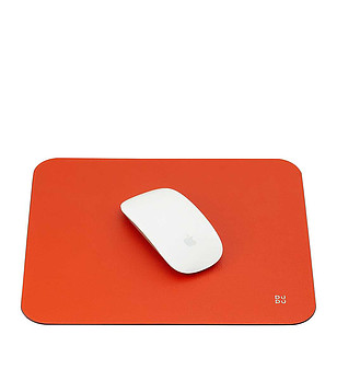 Оранжева подложка за мишка от естествена кожа снимка