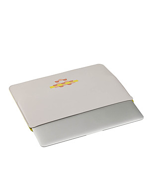 Кожен калъф за лаптоп в перлен нюанс с фигурални мотиви снимка