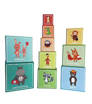 Кула от картонени кубчета за най-малките Превозни средства снимка