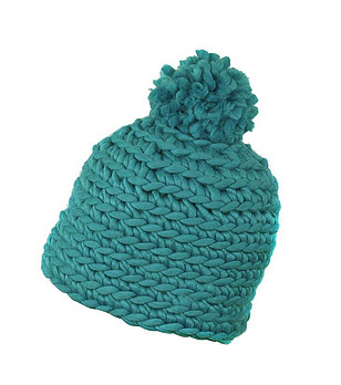 Зелена зимна шапка с помпон снимка