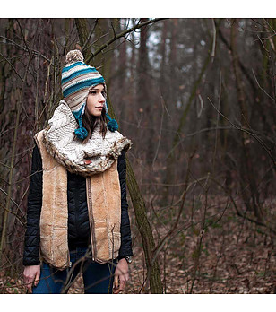 Детска зимна шапка в бежово и цвят петрол снимка