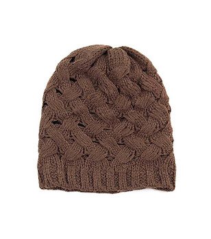 Кафява зимна детска шапка с ефектна плетка снимка