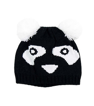 Детска шапка - панда в черно и бяло снимка