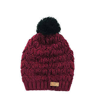 Тъмночервена зимна дамска шапка с черен помпон снимка