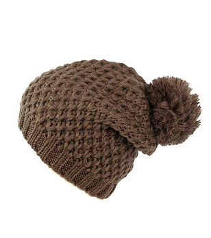 Дамска зимна шапка в кафяво с помпон снимка