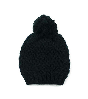 Дамска зимна шапка в черно с помпон снимка