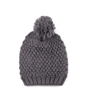 Дамска зимна шапка в тъмносиво с помпон снимка