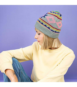 Unisex шапка в сиво с етно мотиви снимка