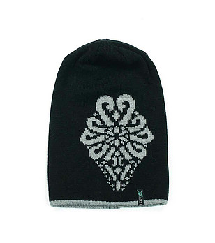 Черна шапка със сив мотив снимка