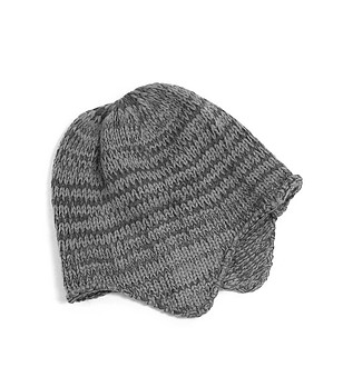 Детска шапка в сиви нюанси снимка