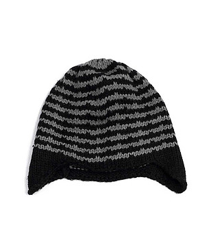 Детска шапка в сиво и черно снимка