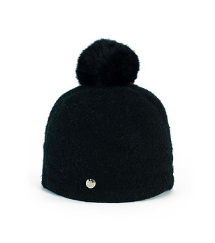 Зимна шапка в черно с помпон от заешка кожа снимка