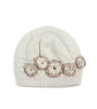 Светлобежова дамска шапка с декорациия снимка