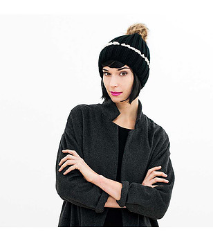 Черна дамска шапка с кафяв пухкав помпон снимка