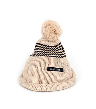 Бежова детска шапка с помпон снимка