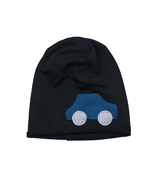 Черна детска шапка с апликация кола снимка