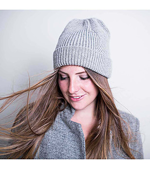 Зимна unisex шапка в сиво снимка