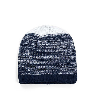 Зимна unisex шапка в тъмносиньо и бяло снимка