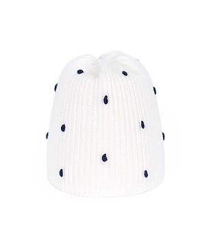 Бяла детска шапка с черни точки снимка