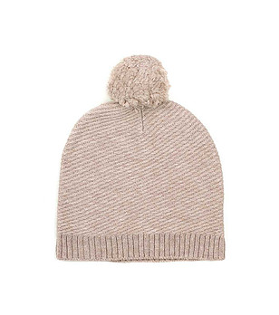 Бежова зимна дамска шапка с агнешка вълна снимка