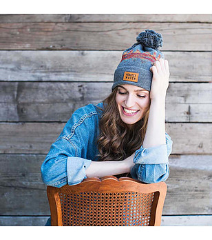 Сива шапка с контрастни мотиви снимка