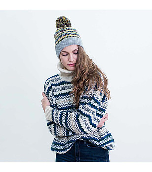 Многоцветна зимна шапка с помпон снимка