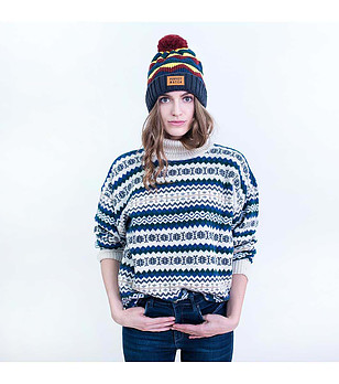 Тъмносиня зимна шапка с контрастни мотиви снимка