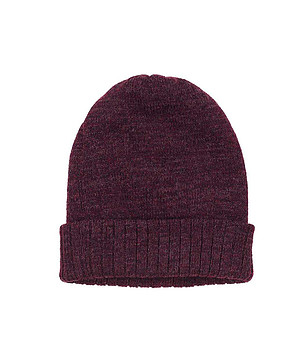 Класическа зимна шапка в бордо снимка