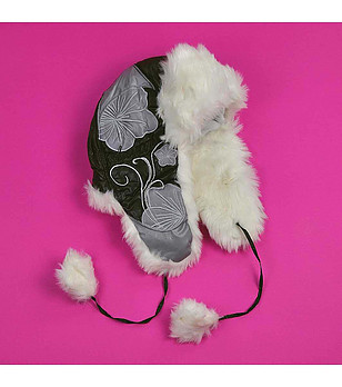 Детска шапка в черно и бяло със сиви флорални мотиви снимка