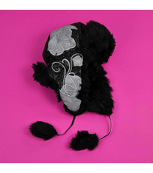 Черна детска шапка със сиви флорални мотиви снимка