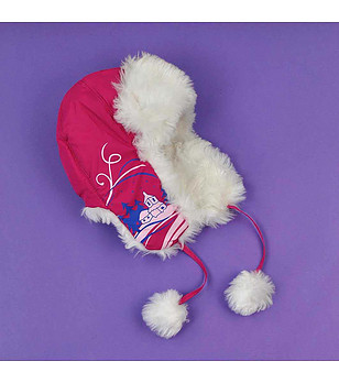 Детска шапка в цвят малина ушанка с щампа снимка