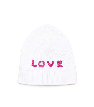 Бяла детска шапка с надпис LOVE снимка